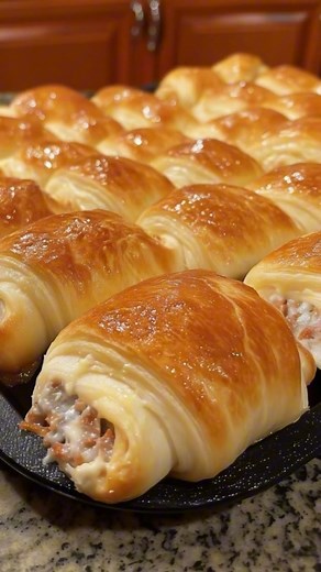🥐✨ Sausage Cream Cheese Crescents ✨🥐 Flaky, buttery crescent rolls stuffed with savory sausage and creamy cheese—these little bites are always the first to disappear! Perfect for breakfast, parties, or game day. 🙌 | My Heavenly Recipes