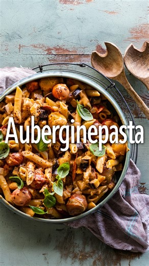 Arla Mat on Instagram: "Auberginepasta En krämig och smakrik pastarätt med aubergine och körsbärstomater. Tomatpuré och crème fraiche skapar en len sås med djup smak, och toppad med basilika och chili blir det en riktig vardagsfavorit. Ingredienser 1 Aubergine (ca. 400 g) 1 tsk Salt 1 Gul lök 2 Vitlöksklyftor 2 msk Olivolja 1 tsk Torkad rosmarin 360 g Pasta penne 250 g Cocktailtomater 3 msk Tomatpuré 2 dl Arla Köket® Crème fraiche 1 - 2 tsk Sambal oelek 2 krm Salt 2 krm Svartpeppar 1 kruka Färsk
