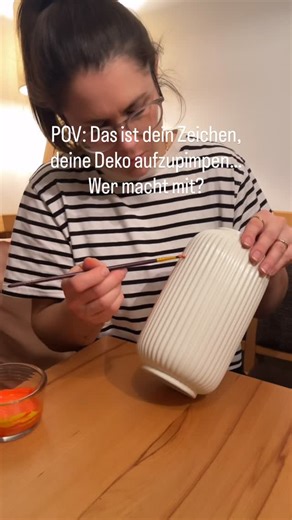 CHAOTISTIN | HERZLAUT on Instagram: "Speicher dir die Idee für später 🎨✨ NICHT VERGESSEN: Folg mir unbedingt für mehr simple DIY‘s und Ausschnitten aus meinem Chaotischen aber Humorvollen Alltag 😜 #upcycling #machdeinlebenbunter #DIY #ausaltmachneu"