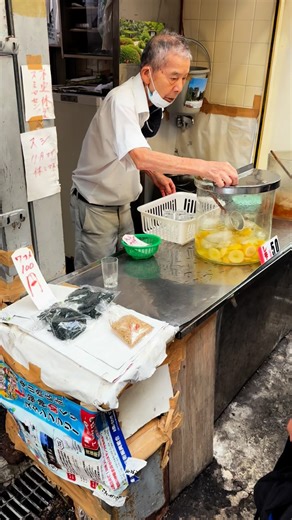 グルメのスピフードJapan mochi food travel | 神戸市兵庫区の東山商店街にある鼻知場商店さん ーーーーーーーーーーーーーーーーーーーーーーーーーー レモン水や冷やし飴が50円という驚きの安さで 昭和の雰囲気を楽しめる立ち飲みスタイルの小さなお店 ーーーーーーーーーーーーーーーーーーーーーーーーーー... | Instagram