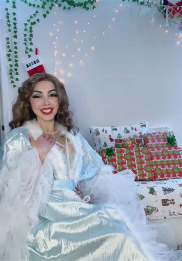 MERRY CHRISTMAS🎄🎁 !! #mistletoe #grinch #grinchmas #marthamaywhovier #cosplayer #streamer #fypシ #holidays #nostalgia #whoville #drseuss #howthegrinchstolechristmas #2000s #movie #ari #forthegirls #ootd #winter