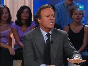 CHANTEUR DE CHARME. Le 23 septembre 2000, Julio Iglesias fête son 57e anniversaire sur le plateau de "Tout le monde en parle". Une vie de crooner à chanter et séduire les femmes... | INA