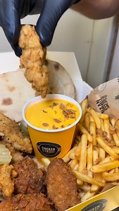 💥😛 NOUVELLE RITCHIE BOX DIPP😛💥 DEDANS : -3 Tenders avec Cornichons 🥒 🍗 -3 Wings 🐓 -2 Pains Cheese Naan 🫓 -1 Frite Classique avec OU sans oignons frits 🍟 -1 Boisson 33cl 🥤 -1 Pot de sauce dipping au choix 📍100 adresses en France, Algérie, Maroc, Tunisie, Dubai, La Réunion, Sénégal, Canada 💥La street c’est chic | Chicken Street France