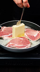 Secretul pe care bucatarii il ascund! Iata cum sa faci cea mai frageda carne! Ingrediente ceapă: 300 g sare: 2 g piper negru: 1 g sos de soia: 10 ml unt: 100 g ceafă de porc: 1 kg sare: 2 g piper negru: 1 g usturoi: 10 g miere de albine: 20 g muștar: 40 g lămâie: 1 buc ulei de măsline: 50 ml piper negru: 1 g sare: 2 g unt: 80 g sare: 2 g sare: 2 g ulei de măsline: 30 ml muștar: 20 g suc de lămâie: 10 ml sare: 2 g Suplimentar cartofi: 400 g apă: 800 ml LA FOC MEDIU: 7 MIN castraveți: 1 buc mărar: