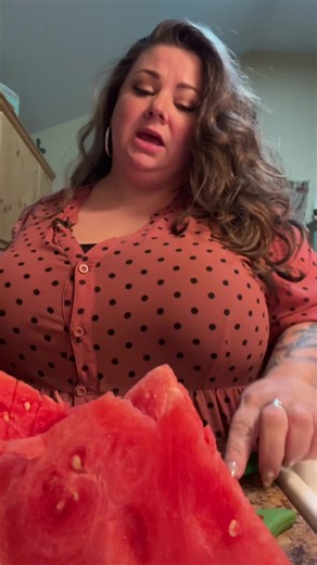 It’s watermelon season 🍉🍉🍉🍉 #peeksofpeaches #fatgirlfitcheck #goodvibes #happy #confidence #plussize #wednesday #bbw #bbwlovers