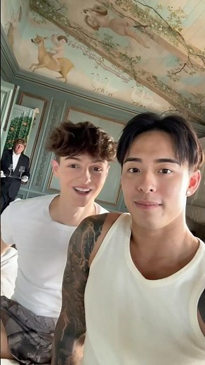 2 best friends in the room, they might kiss 💋 🤫