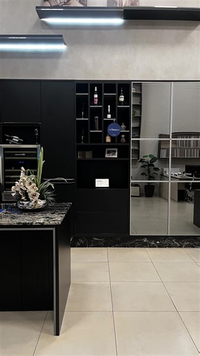 Thais Conceição | Personalidade + atemporalidade você encontra na @italineaanapolis 💙 Nossa cozinha com esse acabamento tem o charme perfeito para seu... | Instagram