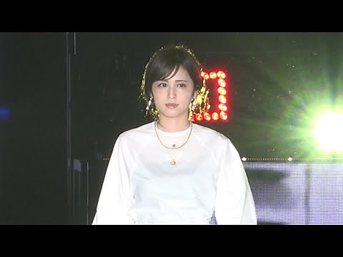 久慈暁子アナ、フジテレビ退社後初公の場 久々のモデルランウェイで“再出発” 『GirlsAward 2022 SPRING/SUMMER』