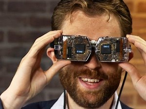 Avegant Virtual Retinal Display. VR headset som projicerar bilden direkt på näthinnan.