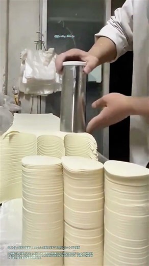 餃子の皮作り：ステンレス製のバケツで円形にカットする技術