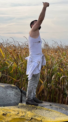 ПРОКАТ СВАДЕБНОЙ НАЦ ОДЕЖДЫ💂👰 on Instagram: "Действительно мечта детства 🫰🚘🤲🏻 Хвала Аллаху, который уберег меня🤲🏻 Благодаря Аллаху я смог пройти это испытание 🤲🏻 За кукурузой лучше на бричке ребята😅🌽 Я очень долго работал, чтобы осуществить эту мечту 🤲🏻но первое что я сделал когда вышел из разбитой машины это селфи с улыбкой на лице🤳Мечта была сломана, но я остался жив 🤲🏻и значит я повторю его ❤️🫂Чтобы Аллах не посылал вам, чтобы с вами не случилось примите это 🤲🏻Аллах испыты