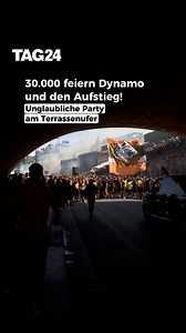 Dresden bebt! 🖤💛 Tausende feiern den Aufstieg von Dynamo Dresden zurück in die 2. Bundesliga – mit Partytruck, Pyro und ganz viel Herzblut. Die Stadt steht Kopf, die Mannschaft mittendrin. #SGD #DynamoDresden #Aufstieg2024 #ZweiteLigaWirKommen #Elbparty #Fußballliebe #Dresden | TAG24 Dresden