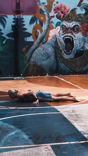 Hear the belly fart??🔈🤣 What’s the second sound though?🤔 Suction between my hands and the wet ground? I cannot figure it out 😅