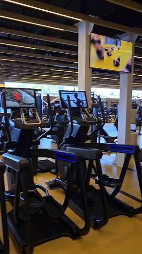 Repost from @matrixfitnesspl - Zobacz, jak prezentuje się ReShape Fitness Zabrze. To właśnie tam powstała największa instalacja kolekcji ONYX w Europie: ◼️ 22 bieżnie, ◼️ 8 ascentów, ◼️ 5 schodów, ◼️ 6 rowerów pionowych, ◼️ 6 rowerów poziomych. A dodatkowo w klubie znalazło się około 120 stacji siłowych, m.in. topowa kolekcja Ultra z konsolami ITC, seria maszyn siłowych Versa oraz Magnum i rowery indoor cycling Matrix CXM. To jeszcze nie koniec naszej historii. Zostań z nami i bądź na bieżąco. |