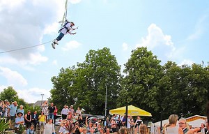 Dorfheldentour 2023: Mindelstetten muss in fünf Stunden eine Wette rund um die Liebe lösen