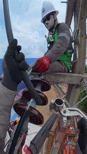 ⚡ Utility Lineman Stripping High-Voltage Wire Ends | Power Line Work #Shorts #Lineman #PowerLine