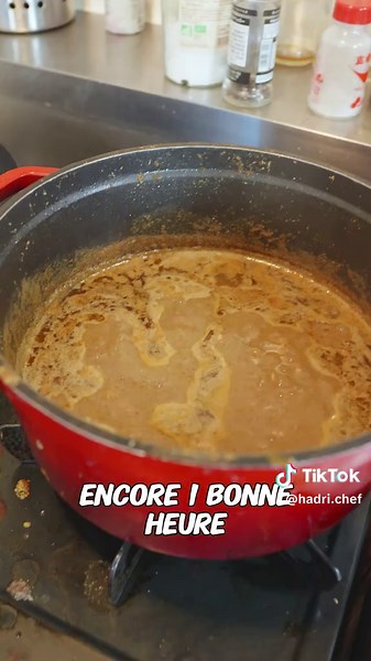 Comment faire un mafé aux légumes de saison ? Voici une recette de mafé, parfaite pour l’hiver ! Ce plat est riche en légumes de saison : carottes, navets, pommes de terre, courge et chou – tout peut y passer. Avec sa sauce généreuse et réconfortante, et la viande de votre choix (poulet, bœuf ou agneau), ce mafé est idéal pour se réchauffer. Bref, il ne manque plus grand-chose pour vous convaincre de l’essayer, n’est-ce pas ? Ingrédients : 700g de poulet 2 carottes ¼ de courge ¼ de chou 3 pommes