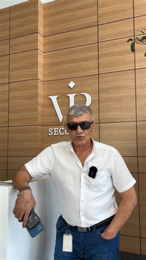 Започни работа на сигурно място! Нашият колега Васил Василев, Мениджър „Охранителни услуги“ във ВИП Секюрити, разширява екипа си и търси хора с три основни качества: 👉 Отговорност 👉 Желание за развитие 👉 Дисциплина Защото когато работиш на сигурно място, най-важното е да можеш да разчиташ на хората до себе си. 📢 Ако вярваш, че притежаваш тези качества - мястото ти е при нас. Разгледай свободните позиции и кандидатствай тук: https://vipsecurity.bg/careers/ или 0894469460 #работишнасигурномяст