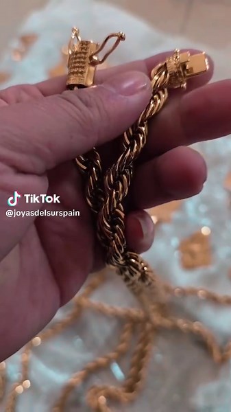 ✨ EL BRILLO YA ESTÁ AQUÍ… Y FALTA MUY POCO. ✨ Este impresionante cordón con cierre de brillo y labrado estilo Versace ya ha pasado por su proceso de baño de oro de 14 quilates, logrando ese tono dorado intenso que transmite lujo y presencia desde el primer vistazo. Cada eslabón ha sido trabajado con precisión para crear un cordón sólido, elegante y con carácter. El cierre con brillo y relieve labrado no solo asegura la pieza, también se convierte en uno de los detalles que más destacan, aportand