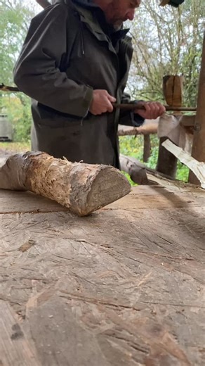 Splitting the whole hazel rods in two, using a rithing post - perfect job for a rainy day. This is the first day of making with this year’s hazel harvest - a 5’ wide x 3’6 hazel hurdle using the hazel harvested last week. #hurdles #fencing #rustic #coppicecrafts #woodystuff #greenwoodworking #woodsman #underwoodsman | Underwoodsman