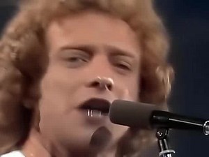 Foreigner es una banda británico-estadounidense de rock, formada en la ciudad de Nueva York en 1976, por los veteranos músicos Mick Jones y el exmiembro de King Crimson Ian McDonald, junto al entonces desconocido cantante Lou Gramm. | Baúl del Tiempo