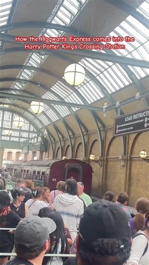 Universal Studios- How the Hogwarts Express comes into the Harry Potter King’s Crossing Station