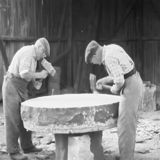1 day 2 craftsmen can create a millstone by hand in 1500 | Stutteri Horskilde