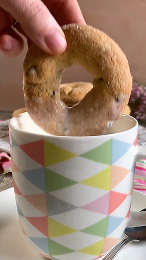 Biscotti della nonna: la ricetta segreta delle ciambelline al cioccolato! ➡️ https://www.soniaperonaci.it/ciambelline-da-inzuppo-con-gocce-di-cioccolato/ Deliziose ciambelline fatte in casa, perfette per colazione o merenda. Con gocce di cioccolato e un tocco di vaniglia, sono l'ideale da inzuppare nel latte caldo o nel tè. 🍪 Ingredienti (per circa 13 ciambelline): • Farina 00: 250 g • Latte intero: 60 g • Burro: 80 g (a temperatura ambiente) • Zucchero: 100 g • Gocce di cioccolato fondente: 50