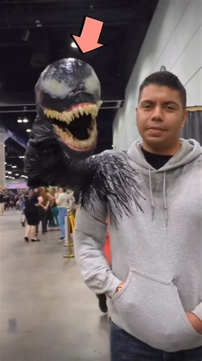 Venom Puppet Trick EXPOSED! 😮 | Marvel Cosplay #Venom #Cosplay #Marvel #shorts