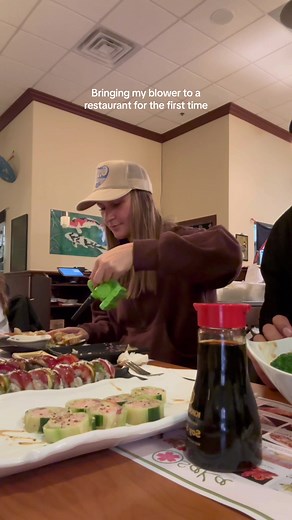 Mini Blower for Kids' Hot Food Moments