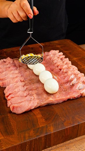 Nu vei mai gati rulada din carne in alt mod! Geniala reteta Ingrediente cotlet de porc: 2 kg sare: 4 g piper negru: 3 g ouă fierte: 5 buc ardei gras roșu: 1 buc ceapă: 1 buc castraveți murați: 3 buc cașcaval: 100 g șuncă: 100 g maioneză: 50 g muștar: 25 g moare de la castraveți: 25 ml boia de ardei dulce: 3 g cartofi: 500 g apă: 1.25 ml sare: 3 g ceapă roșie: 1 buc castraveți murați: 2 buc pătrunjel: 10 g mărar: 10 g ceapă verde: 20 g maioneză: 25 g moare de la castraveți: 10 ml suc de lămâie: 7