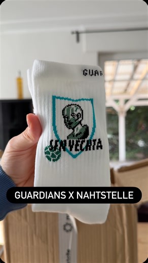 Svenja Ruhöfer on Instagram: "Ich hab mein Team mit neuen Socken überrascht und dachte mir: Komm, für die Jugend überlegen wir uns auch was! 🤓💚 mit @iris.gkn ging es dann an die Planung und Co., aber seht selbst. 😍🙏 Danke an @nahtstelle für die super Zusammenarbeit und den reibungslosen Ablauf. 🫶 Die Kids haben sich alle riesig gefreut und auch die @sfnvechtaguardians Reaktionen waren Mega. 💚 Seid gespannt, ich glaube da kommt noch mehr! 🔥💯💚 #handball #håndball #handballplayer #handbal