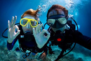 17 Scuba Diving Hand Signals You Should Know | Dressel Divers