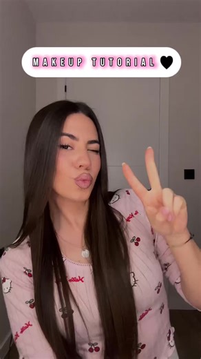 Ayer estaba aburrida y decidí grabar un Makeup Tutorial en pijama 🍒🌸 soy la única que pone caras cuando se maquilla? 😂 #makeup #grwm #lipcombo