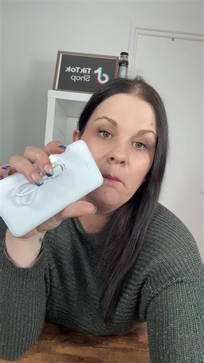 Protection avancée et conception robuste pour usage quotidien: Batterie lithium-polymère haute densité avec protection intelligente et finition résistante aux traces Recharge rapide et fiable pour vos appareils mobiles: Technologie de charge jusqu'à 2,1 A pour recharger vos appareils rapidement et sûrement Grande capacité dans un design compact et portable: Batterie puissante de 12 000 mAh dans un format léger et facile à transporter Chargement simultané de deux appareils facilement: Permet de c