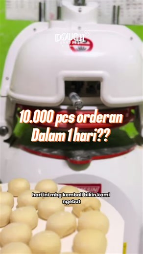 🔥 HARI INI DAPUR DONDUTS FULL GAS! 🔥 Pesanan dari berbagai SPPG dan customer setia Donduts masuk bertubi-tubi 🤯 Dari roti manis, bolu, sampai roti tawar—semua meluncur tanpa rem! Terima kasih sudah mempercayakan kebutuhan konsumsi ke Donduts 🙏 👉 Yang belum order, siap-siap nyusul yaa 😎 Orderan hari ini : ☑️Sppg bakal batur 3.250 pcs roti manis ☑️Sppg Andongsili 1.560 pcs Burger Bun ☑️Sppg Andongsili 585 pcs Bolu Pandan Keju Pesan mendadak? BISA Pesan H-1? AMAN Pengantaran? FREE ONGKIR Yang