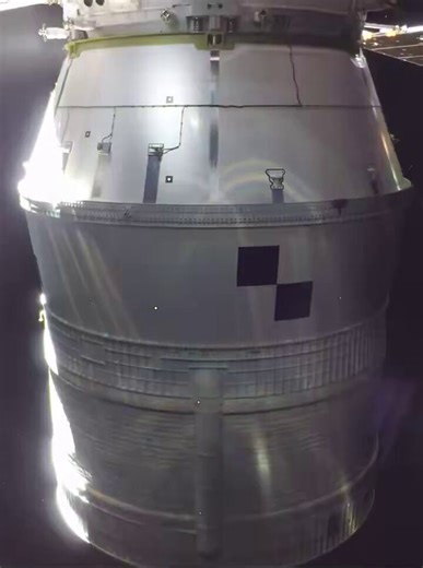 They dont even try to hide that this is done in the water. There's bubbles everywhere lol