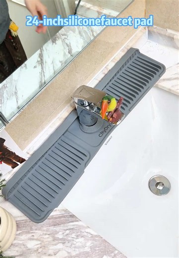 Annoying Water Splashes? SOLVED! 🚫 Foldable silicone mat = splash guard drying rack in one! ✨ #SinkFaucetMat #FixYourKitchen #TwoInOne #DryingRack #HomeHack