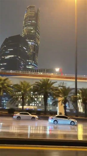شفت الرياض بكبرها في غيابك تقول ما فيها من الناس مخلوق.❣️