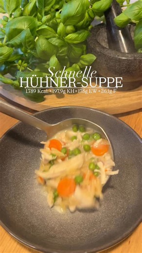 ✨Hühner-Suppe✨ ✅ simple Zutaten ✅ einfache Zubereitung ✅ Mealprep ✅ Familienfreundlich Unbedingt abspeichern & nachmachen - ihr werdet sie lieben!🥲 🧚🏼‍♀️*Mit meinem Code „Tina“ spart ihr immer den maximalen Rabatt bei @morenutrition.de Und unterstützt damit mich, meine Arbeit & meine kleine Familie🧚🏼‍♀️ ➡️ Zutaten : * 500g Hähnchenbrust ↪️ entweder gekocht oder im Aifreyer gebacken und gezupft * 1 Packung TK Erbsen & Möhren (540g) * 1 rote Zwiebel * 200g Kritharaki (roh) * 2 Liter Gemüsebrü