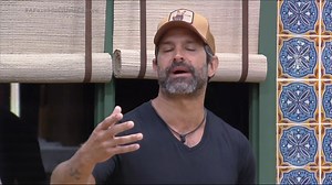 56K views · 1.6K reactions | O fogo no feno nunca acaba! Pétala apontou Iran como um peão que faz jogo sujo e o clima pesou na sede. Os dois trocaram farpas e as peoas do Grupo A entraram na discussão.  | Hora do Faro | Facebook