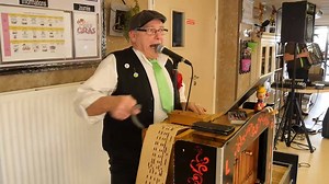 Découvrez Jojo et son orgue de barbarie. 🎼 🎹 Jojo à la manivelle, Yannick au piano à bretelles : à la résidence de la Grande Terre, à Charleville-Mézières, le bonheur, c'est simple comme une musique d'orgue de barbarie. | ArdennesTV