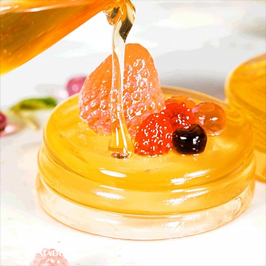 【完全再現】AI？いいえ、本物です。 流行の “AIガラス風の食べ物” 💎 我々食のメディアとして、作ってみるしかないでしょ！ こういうの、テイストメイドが一番得意なやつ❤️‍🔥 ということで再現してみた✨ どう？みんな騙された？😏 ◾️材料 《ゼリー》 パンケーキ8枚分 水 246g 砂糖 29g アガー 8.6g 食紅各色 適量 ベリー各種 水 172g 砂糖 20g アガー 6g 食紅各色 適量 《ゼリー（接着用）》 水 43g 砂糖 5g アガー 1.5g 《デコレーション》 はちみつ 適量 ◾️作り方 ＜事前準備＞ シリコン型をバットなどの平たいものに載せておく 使用する食紅を用意しておく 1. 水を鍋に入れ沸騰させる 2. 砂糖とアガーをよく混ぜ、沸騰した水に入れ泡立て器で混ぜる（気泡が入らないよう気を付ける） 3. 砂糖とアガーが溶け液体が透明になったら火を止める 4. 適宜食紅で着色し型に流し込み、冷蔵庫で30分冷やす 5. 型から外したら一度冷蔵庫に戻し、接着用のゼリーを1.〜3.と同じ手順で作る 6. 冷蔵庫に冷やしておいたゼリーを取り出し、接着用のゼリーが冷