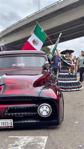 Clean classic truck fits right into lowrider culture😮‍💨🇲🇽🔥