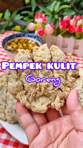 Ajun Chin on Instagram: "Enakkkk banget 👍👍 yukkk bikin pempek kulit goreng atau ngpiang...dulu waktu masih jualan pempek kulit lakuuu bangettt..sayang ya badan dan waktu nga mendukung...alika lebih penting...jualan stop 🤭 tapi jgn sedih....resep aq kasih percumaaaa kalian bikin sendiri dirumah jangan manjaaaaa 😂😂🤣🤣 . Pempek kulit goreng By:@ajun.chin Bahan: 1 kg kulit tenggiri giling 2 butir telur 12 bawang merah 3 bawang putih 300 ml air 1 sdm gula kaldu jamur sesuai selera( me: 1 sdm) G