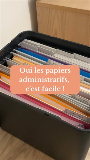 Pauline | Organisation maison et administratif on Instagram: "🗂️ Ranger ses papiers administratifs ne devrait pas être une corvée. Si aujourd’hui tu empiles, tu repousses ou tu perds du temps avec tes papiers, ce n’est pas un problème de motivation. ❗️C’est un problème de méthode. Dans ce réel, tu me vois utiliser ma boîte de rangement dédiée aux papiers administratifs : une organisation simple, logique et durable pour : ✔ savoir quoi garder ✔ retrouver un document rapidement ✔ gagner du temps