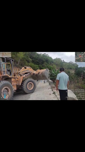 Baucau,13/11/2025. Ekipa konjunta hamutuk ho kompaña hala’o demolition ba Guard Wall no Line Ditch sira ne’ebé identifika la tuir spesifikasaun kontratu. Ekipa orienta kompaña atu re-instala item referidu tuir padraun tekniku no kriteriu ne’ebé mensiona iha kontratu, hodi assegura kualidade no seguransa infraestrutura ne’e. | Agência Desenvolvimento Nacional, Instituto Público ADN, IP