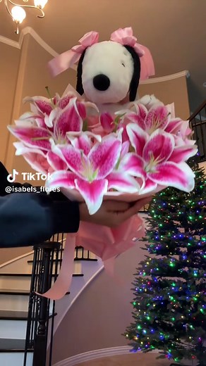Snoopy y Lirios: Un Encuentro Floral Maravilloso