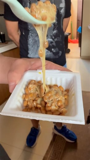 Regiane Pavan on Instagram: "Comida é cultura e cada um tem a sua 🤢 hahaha mas agora falando sério , abaixo a descrição do que é o natto. Nattō é um alimento tradicional japonês feito a partir da fermentação da soja com a bactéria Bacillus subtilis. É conhecido por sua textura pegajosa e viscosa, cheiro forte e sabor marcante — características que dividem opiniões, até mesmo entre os japoneses. Principais características: • Textura: viscosa e elástica, formando fios quando mexido. • Arom