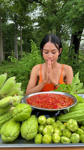 Eating green banana with chili salt #eating #mukbang | Primitive Art